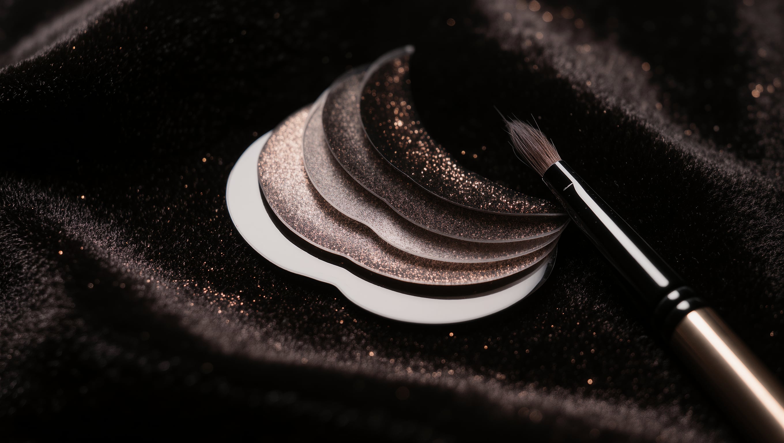 Silikonpads in verschiedenen Größen auf einem sterilen Tuch, daneben ein feines Bürstchen und ein Fläschchen Liftlotion im weichen Licht